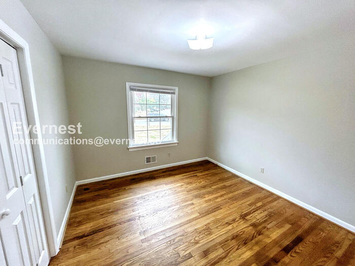 Building Photo - 3808 West End Dr