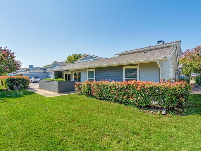 Building Photo - "Cute 3-Bed 2-Bath Townhome in Hurst!"