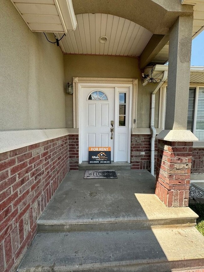 Building Photo - 5 bdrm 3 bth Home 2 Car Garage- Solar Panels! Coming Soon!