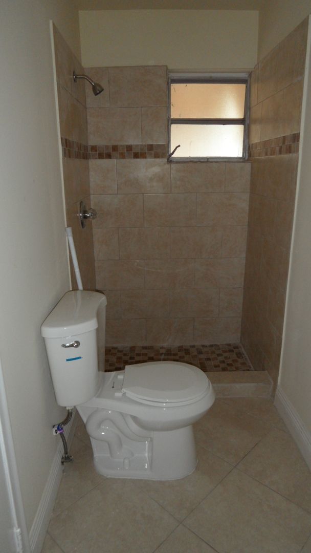 Building Photo - 3BED/2BATH house with Large fenced backyard and split floorplan!