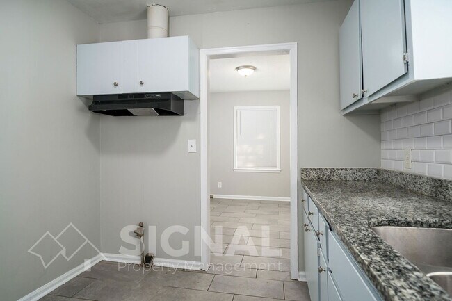 Building Photo - 504 Annie Laura Dr