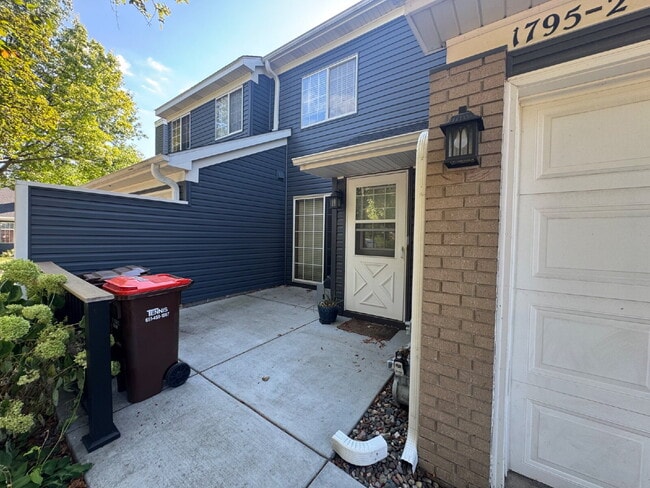 Building Photo - Charming 2-Bed Townhouse Retreat in Woodbury Spacious 1080 Sq Ft with 1 Bath.