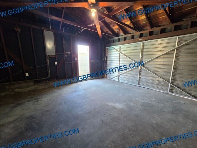 Building Photo - Gorgeous Turnkey 4 BD / 2.5 BA Home in Hawthorne