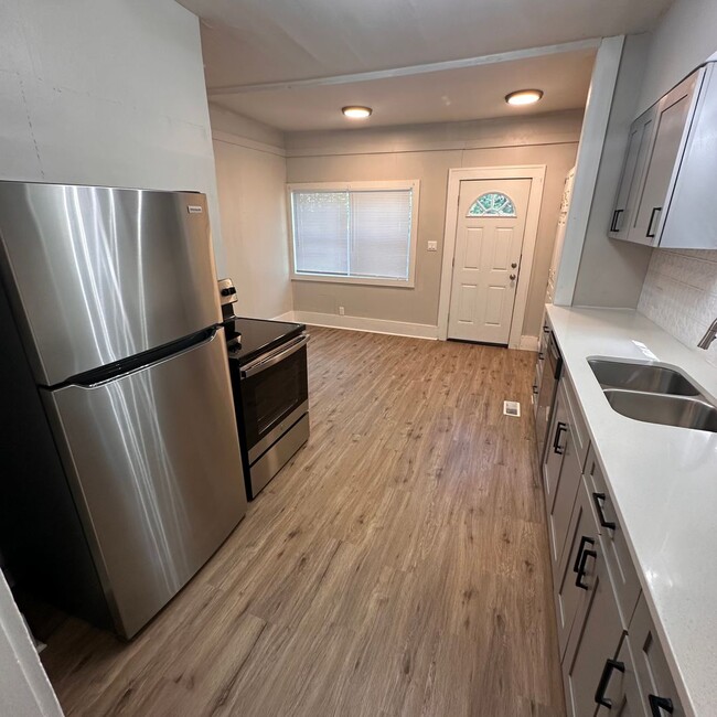 Building Photo - $1195 - 3 bedroom / 1 bathroom - Beautiful...