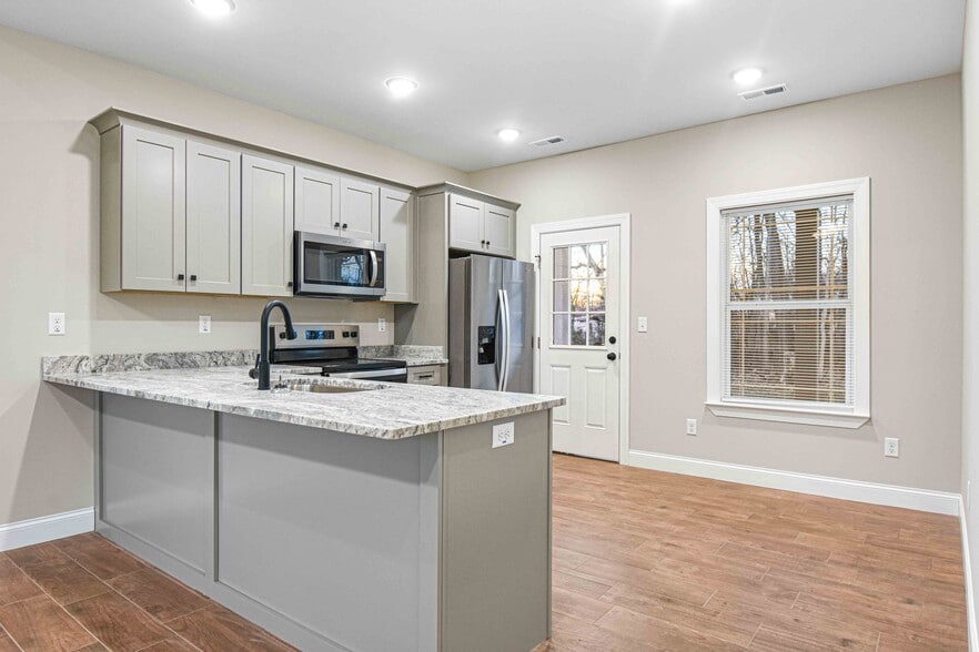 Building Photo - 44 Palm Beach Ave