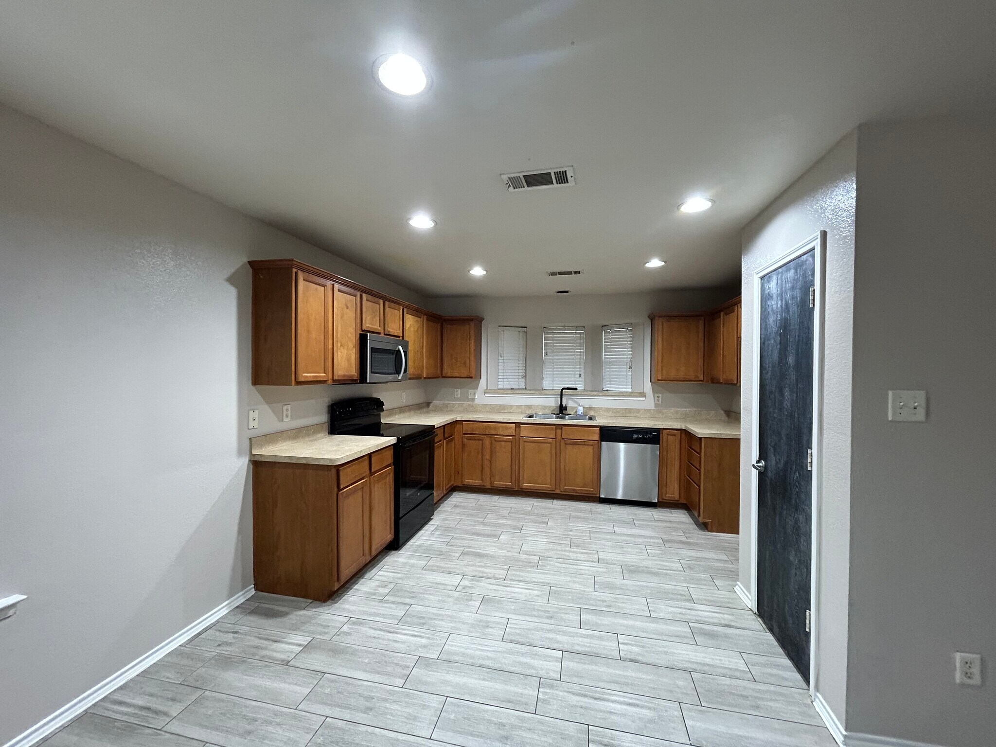 Building Photo - 10445 Hideaway Trl
