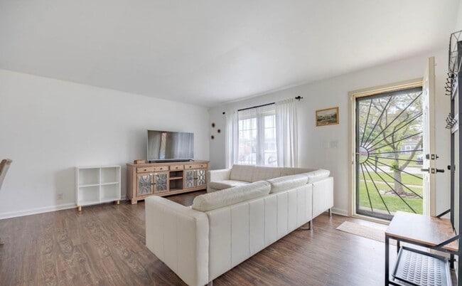 Building Photo - 3BR/2BA Home w/Finished Basement for Rent in Jtown!