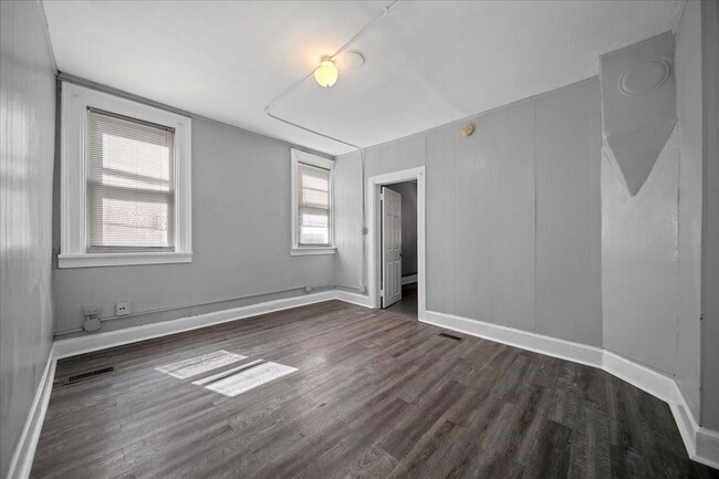 Building Photo - 3 bedroom in Chicago IL 60608