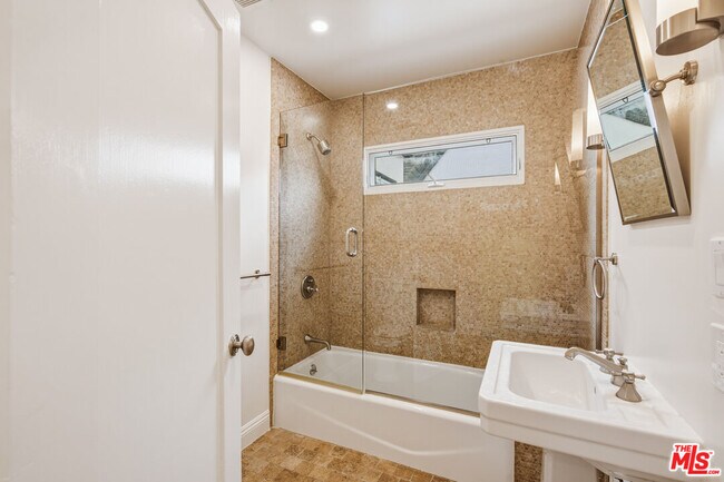 Building Photo - 525 N Crescent Heights Blvd