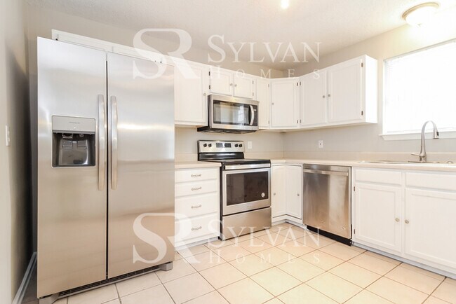 Building Photo - 520 Country Garden Dr