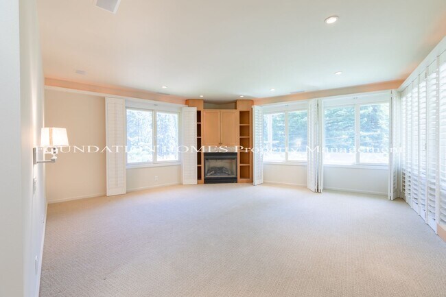 Building Photo - Upscale Country Club 3BD/2BA with BONUS Ro...