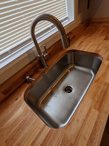 Large sink with sprayer - 4324 NW 16th St