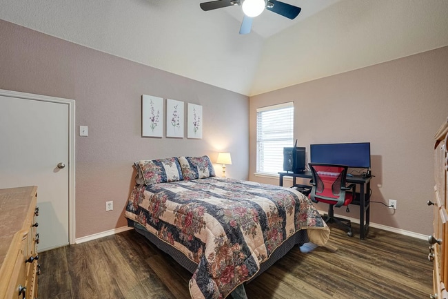 Building Photo - 5517 Crimson Oaks Dr