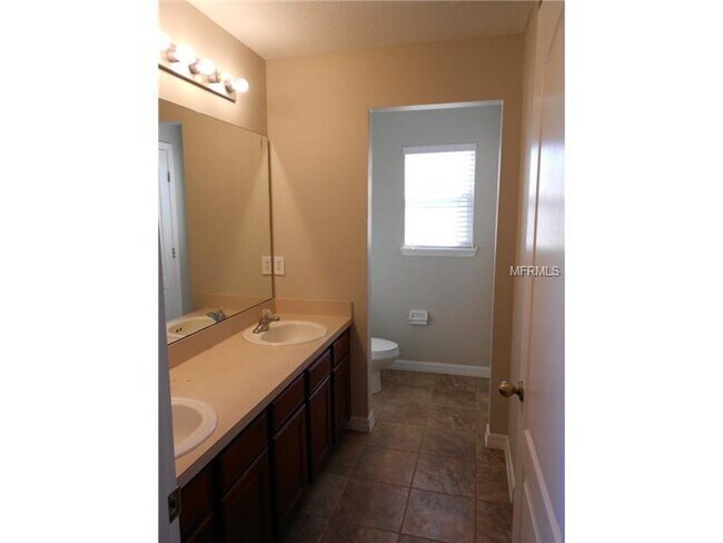 Building Photo - MOVE IN SPECIAL-3/2.5 Spacious Townhouse w/ 2 Car Garage in St. Cloud
