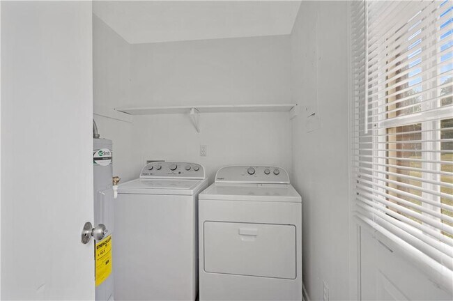 Building Photo - 233 Tanglewood Dr