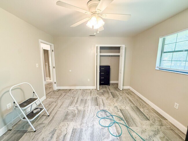 Building Photo - 305 NW 28th Terrace