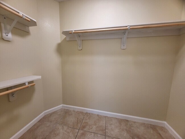 Building Photo - 1708 Kenyon St