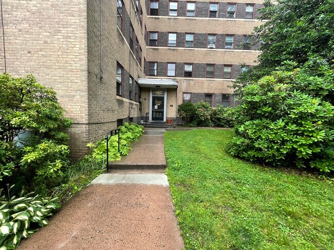 Primary Photo - 230 Farmington Ave