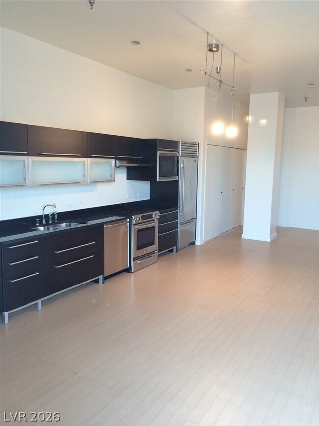 Building Photo - 200 Hoover Ave