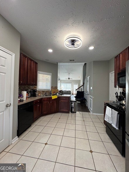 Building Photo - 2555 Flat Shoals Rd