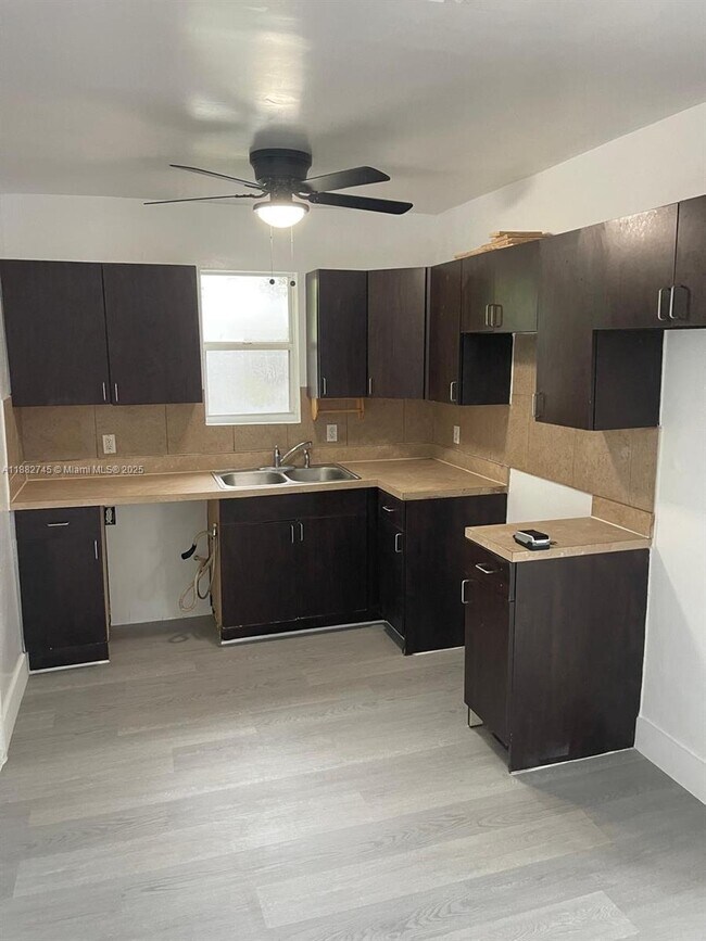 Building Photo - 814 N 24th Ave