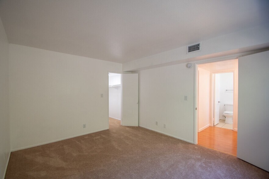 Building Photo - 5617 Woodman Ave