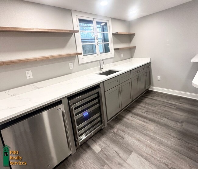 Building Photo - Gorgeous 3 Bedroom Main Level Duplex Unit