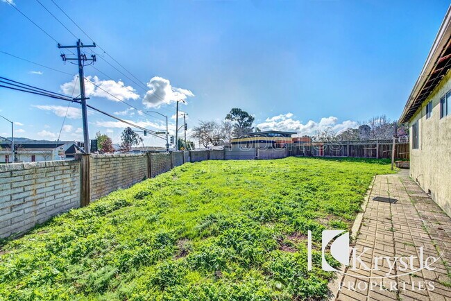 Building Photo - 121 Radcliffe Dr