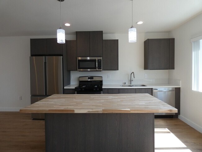 Building Photo - Modern Townhome Community in Prime Mid-City