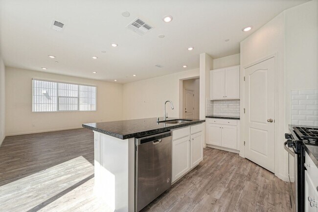 Building Photo - Fully Furnished Mid-term Rental