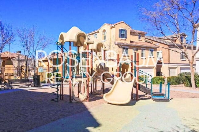 Building Photo - Beautiful 3-bedrooms, 2.5-baths townhouse ...