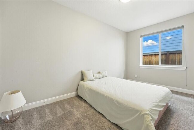 Building Photo - Elegant 3-Bedroom Fully Furnished Home wit...