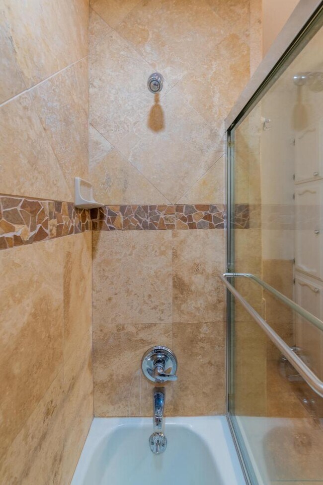 Building Photo - 7113 Welton Dr NE