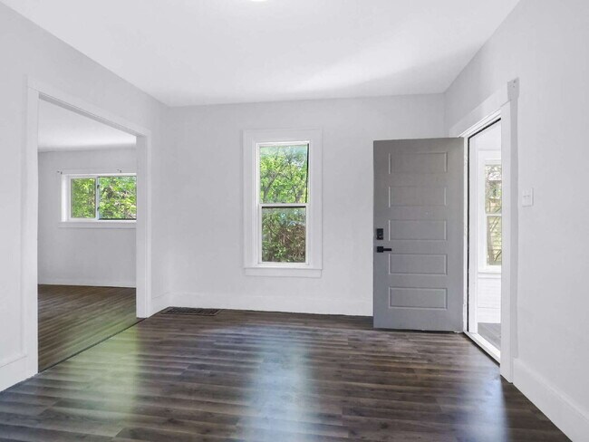 Building Photo - 2 Story Home in Minneapolis W/ Fenced-In Yard