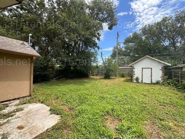 Building Photo - $1245 - 4 bedroom/ 2 bathroom - Single Fam...
