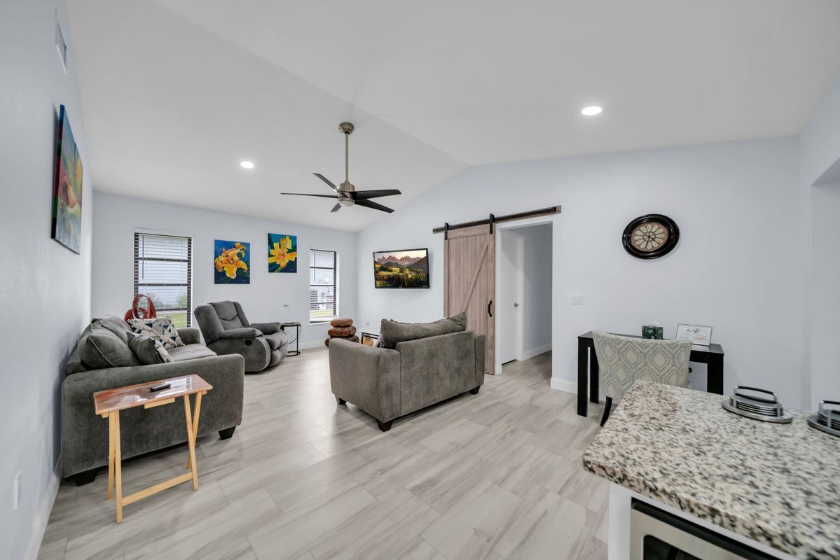 Building Photo - 299 Rotonda Cir