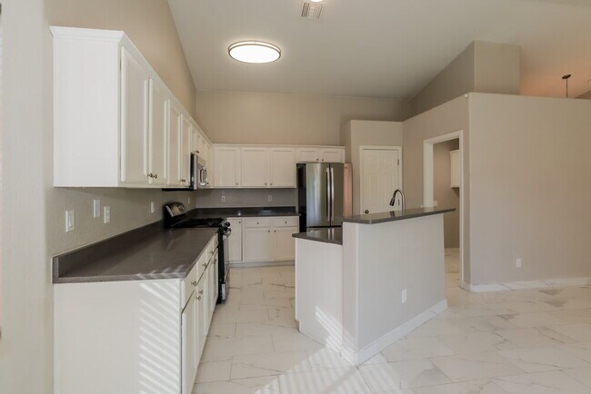 Building Photo - 10132 E Paseo San Bernardo