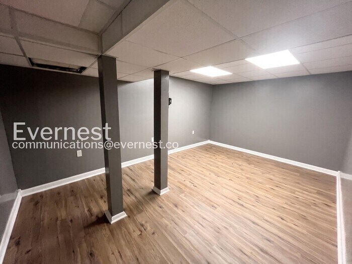 Building Photo - 5526 Crestview Dr