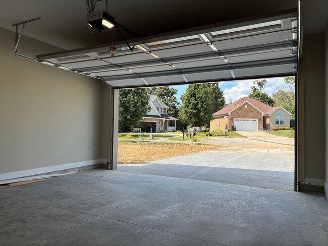 Building Photo - 102 Twin Lakes Dr