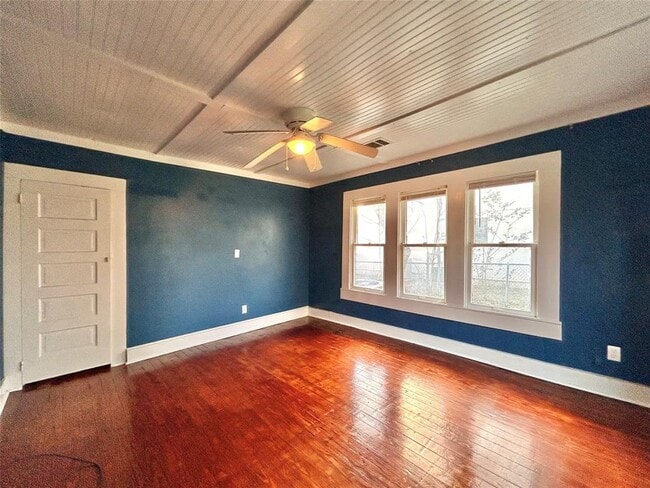 Building Photo - 1112 W 3rd St