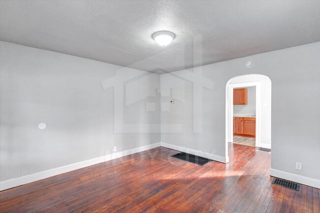 Building Photo - 3209 W 10th St