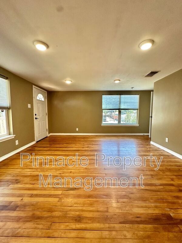 Building Photo - 1807 San Antonio St