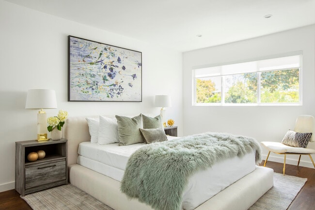 Interior #2 - 1267 N Laurel Ave