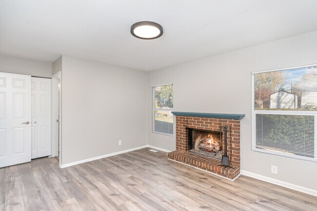 Building Photo - 355 Crestwood Ct