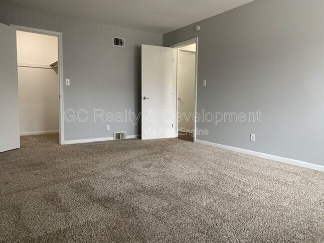 Building Photo - 12 Simpson St