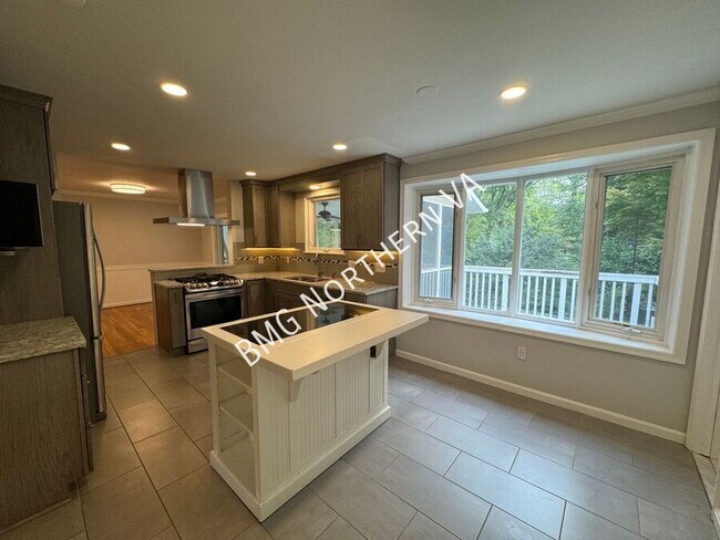 Building Photo - 5406 Gainsborough Dr