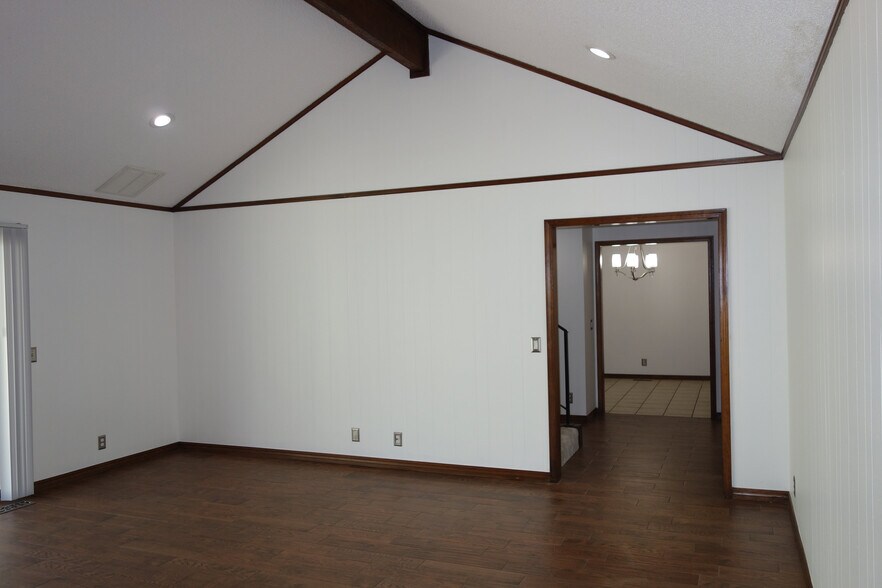 Building Photo - 7108 S Indianapolis Ave