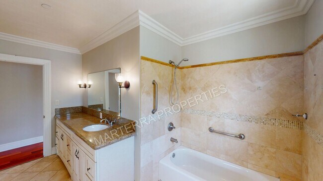 Building Photo - Charming 4-Bedroom Home in Wilshire Park HPOZ – Private Decks, Backyard & Garage!