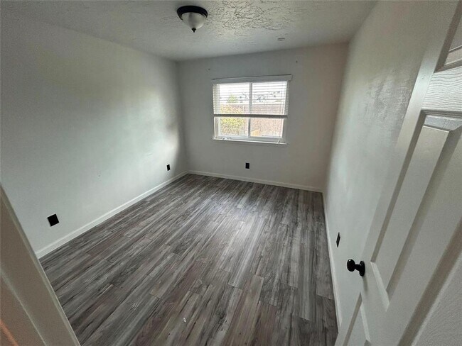 Building Photo - 13507 White Cliff Dr