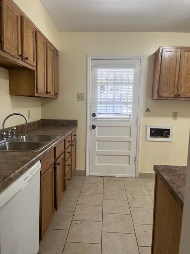 Building Photo - 1022 S White Station Rd